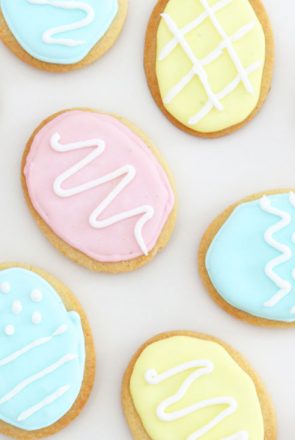 Easter treats for dogs: 12 recipes that your dog will love! These homemade dog treats are healthy, yummy and super easy to make. Grab the free recipes here