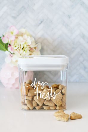 Free printable labels and expert tips for stylish, modern dog food storage. Includes labels and tips for dry food, wet food and dog treat storage.